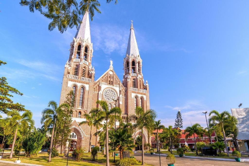 Uptown Hotel Yangon Exteriör bild